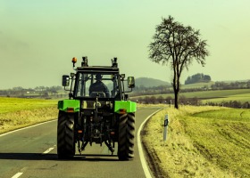 Samojezdna maszyna rolnicza na drodze
