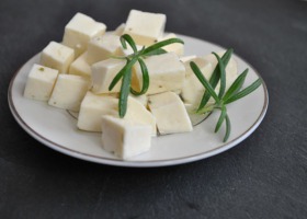 Czy warto wzbogacić dietę w owczy ser?
