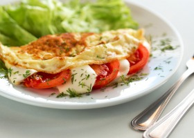 Śniadaniowe wariacje - przepis na puszysty omlet w wersji na słodko i na słono