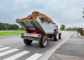 Rozrzucał obornik na... gminnej drodze