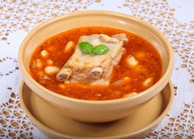 Domowa zupa fasolowa na żeberkach – przepis babci Zosi