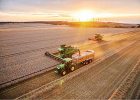 "Obietnica żniwna" od John Deere - na czym polega program?