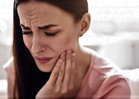 Boli Cię ząb? Poznaj domowe sposoby na uśmierzenie bólu!